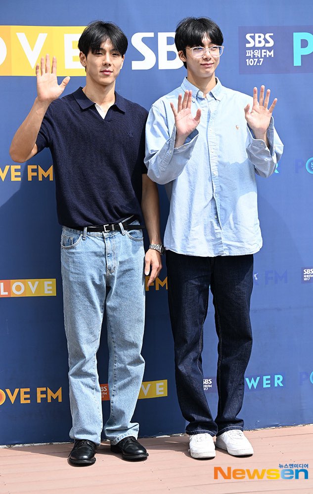 theseoulstory's tweet photo. 📸 MONSTA X Shownu &amp; Hyungwon on their way to SBS radio ‘Cultwo Show’ today 💙 @OfficialMonstaX https://t.co/33CbRElN86