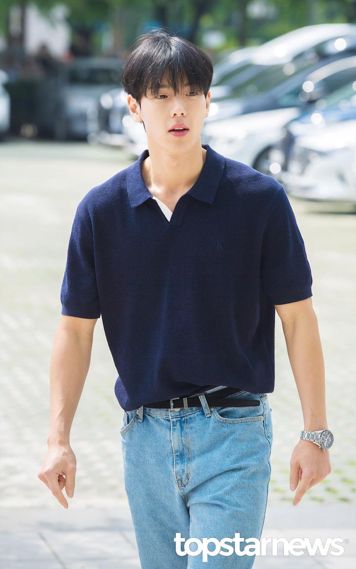 theseoulstory's tweet photo. 📸 MONSTA X Shownu &amp; Hyungwon on their way to SBS radio ‘Cultwo Show’ today 💙 @OfficialMonstaX https://t.co/33CbRElN86