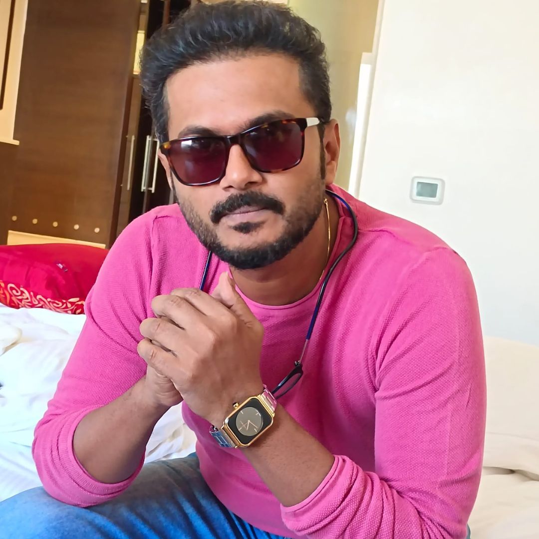 Makhijafilm's tweet image. 🎬 Meet Team Joram 🌟
🎬 #ShrikantDesai, #MakeupDesigner 🌟
🎥 IMDb: imdb.com/name/nm2777042/
Seamless craftsmanship requires painstaking dedication, and that's precisely what defines Shrikant. Young, dynamic, &amp;amp; incredibly prolific, he has left an indelible mark on the industry.