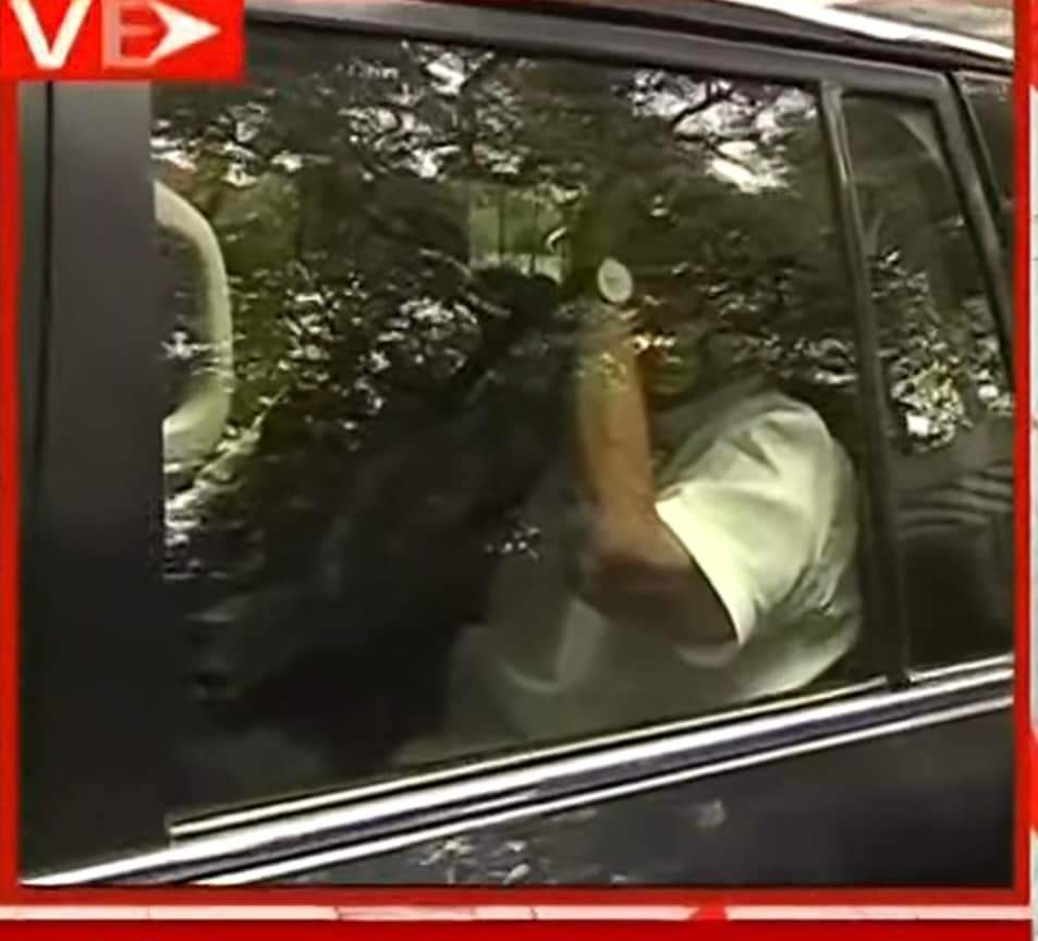 ashwinaghor's tweet image. फक्त दोन टर्म पंतप्रधान असलेल्यासाठी, चार टर्म भावी पंतप्रधान असलेल्याला असं रस्त्यात अर्धा तास ताटकळत ठेवणं शोभते काय, राजेहो? तिकडे चहा बिस्कीट किती कन्हारून राह्यले.... त्याइचा काई विचार करसान का नाई?

#ABPMaza #ABPLive