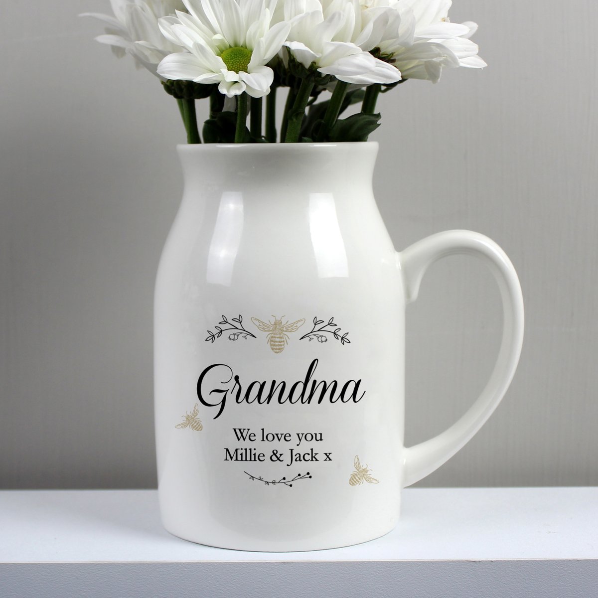 Another newbie to the website, this bee design jug vase can be personalised with any name / title & message lilyblueuk.co.uk/personalised-b…

#countrykitchen #giftideas #jug #vase #ceramic #personalised #bee #EarlyBiz