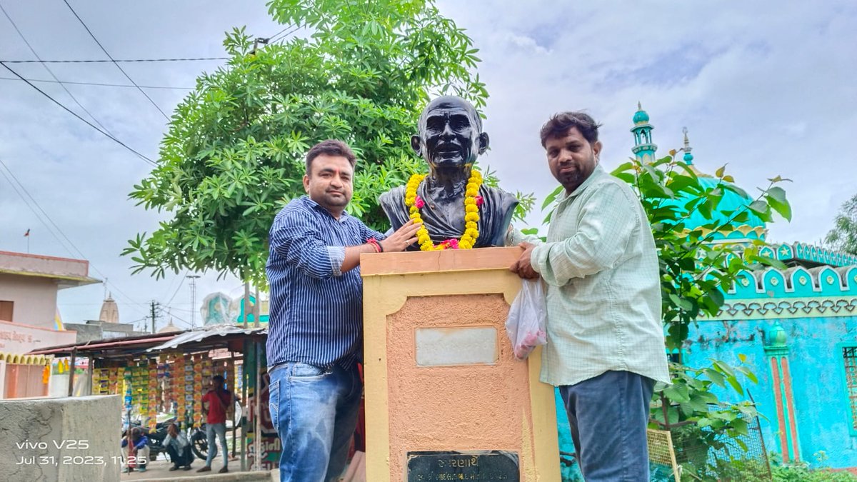 આજરોજ સ્વામી વિવેકાનંદ ગુજરાત રાજ્ય યુવક બોર્ડ, દ્વારા પાદરા તાલુકાના સેજા કુવા ગામે  પ્રતિમાઓની સાફ સફાઈ કરી પુષ્પાંજલિ અર્પણ કરી હતી
#SVGRYB #SwachhBharatMission #HarshSanghavi #kaushldave