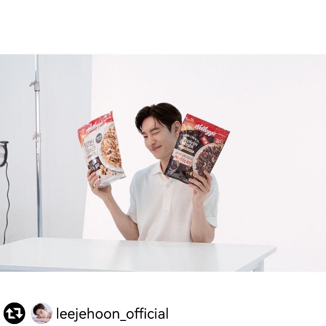 PHHoonist's tweet photo. @leejehoon_official
Instagram Update 📸
07312023
⠀
Everyone
The weather is so hot, right?🥹
Drink water often and don't go out too much
Please stay healthy and don't get sick!!

#Kellogg @kelloggs_Korea
#LeeJeHoon #이제훈 #Hoonstagram https://t.co/xfKjjxe02G