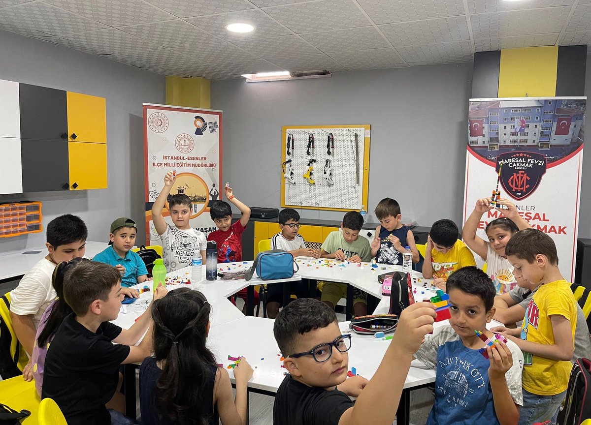 Esenler’de yaşayan çocuklarımızın yeteneklerinin keşfedilmesi ve yeni beceriler kazanmaları için kurduğumuz Tasarım ve Yaşam Akademileri’nde eğitimler devam ediyor.🎯
 
13 okulda Görsel Sanatlar, Yazılım-Tasarım, Müzik başta olmak üzere 7 farklı alanda atölye eğitimleri