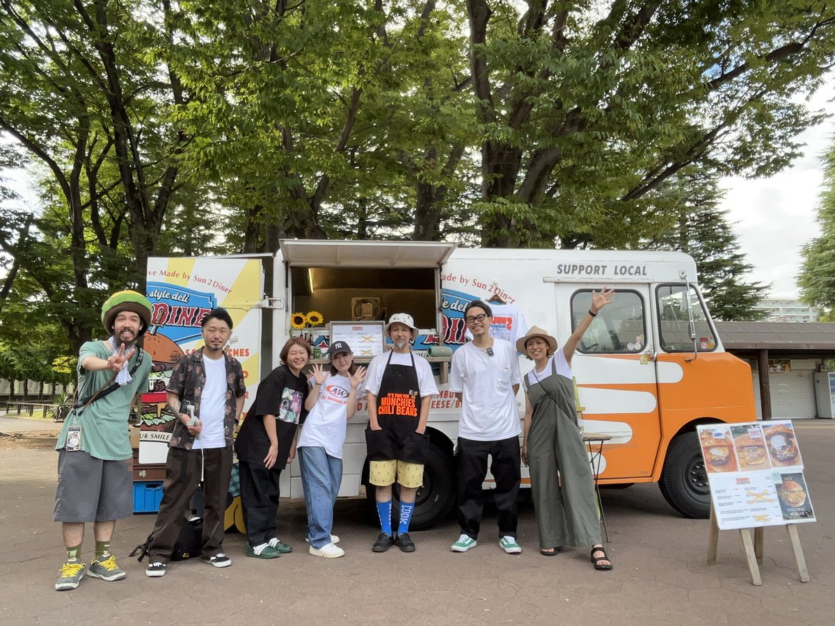 munchs_burger's tweet photo. 昨日はSUN2の周年祝いに
世田谷公園に大輔さんに会いに行って来ました
ロケーションがいいのと
キッチンカーの懐かしさを思いだしました
夏はやっぱり過酷です
でも笑顔絶えない大輔さん
メープルプルドも美味かった
バーガー屋限定ビールの打ち合わせもできました
#munchsburger
#sun2
#キッチンカー https://t.co/OWUOu95RGm