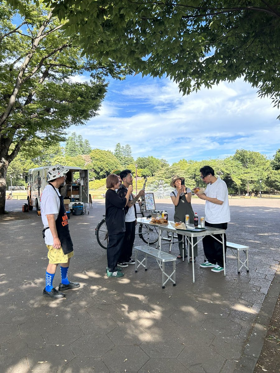 munchs_burger's tweet photo. 昨日はSUN2の周年祝いに
世田谷公園に大輔さんに会いに行って来ました
ロケーションがいいのと
キッチンカーの懐かしさを思いだしました
夏はやっぱり過酷です
でも笑顔絶えない大輔さん
メープルプルドも美味かった
バーガー屋限定ビールの打ち合わせもできました
#munchsburger
#sun2
#キッチンカー https://t.co/OWUOu95RGm