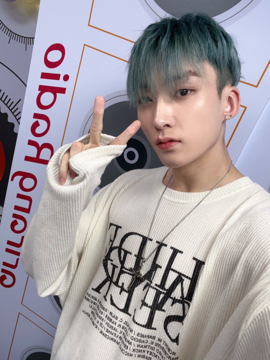 XODIAC_MEMBERS's tweet photo. [#웨인]

쏘블리 라디오 잘 보셨나요?
앞으로 더욱 더 다양한 모습 많이 
보여드릴 수 있도록 노력하겠습니다 
항상 고맙고 사랑합니다 🐺🩶

#XODIAC #소디엑 #WAIN #웨인 https://t.co/2PIDsNxC6l