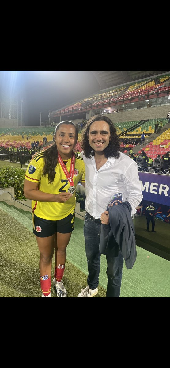 jpsorin6's tweet photo. 1año atrás perdía Colombia 🇨🇴final @CopaAmerica @CONMEBOL vs Brasil 🇧🇷
Encontré a Manuela con bronca pero orgullosa d esa medalla reconocía q habían hecho un gran partido 
La otra noche fue la heroína vs Alemania 🇩🇪 y así lo vivía…
@FIFAWWC
Vamos Colombia 🇨🇴
Vamos Sudamérica! https://t.co/RNmt1KN6og