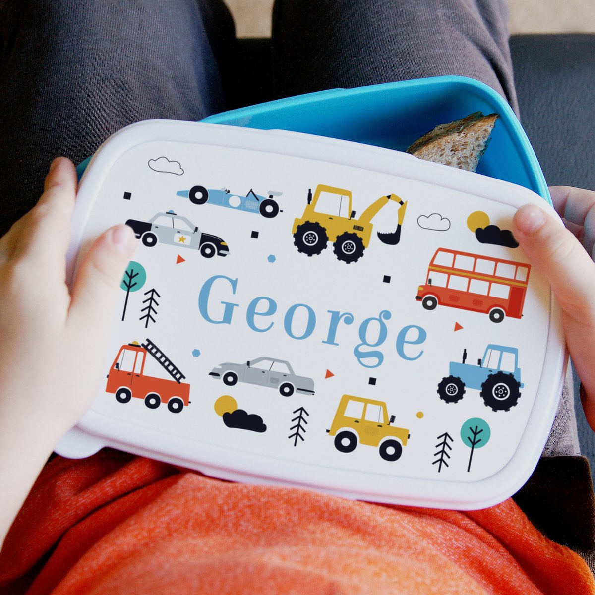 Perfect for sandwiches in the park or at nursery, this colourful lunch box is made from BPA free plastic & can be personalised with any name lilyblueuk.co.uk/personalised-t…
#lunchbox #personalised #packedlunch #EarlyBiz