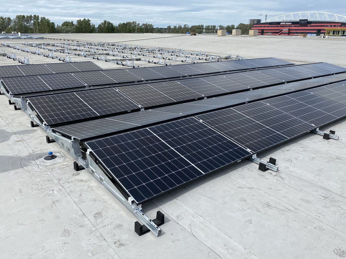 Sunergetic_NL's tweet photo. Op het #hoofdkantoor van #kledingmerk #Norah hebben we 154 @Qcells_EU #zonnepanelen van 415 WP geïnstalleerd, hiermee wordt jaarlijks  56.241 KWh opgewekt. Hiervoor plaatsten we 3 @GrowattInverter #omvormers op het dak. #bedrijventerrein @DeBoekelermeer #zonnepaneel #bedrijfspand https://t.co/0vefTdij9T