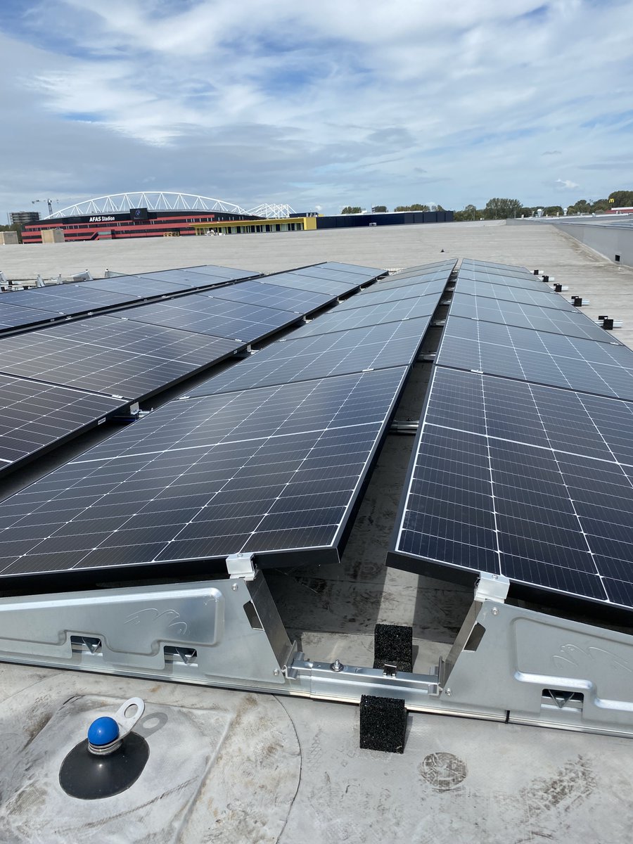 Sunergetic_NL's tweet photo. Op het #hoofdkantoor van #kledingmerk #Norah hebben we 154 @Qcells_EU #zonnepanelen van 415 WP geïnstalleerd, hiermee wordt jaarlijks  56.241 KWh opgewekt. Hiervoor plaatsten we 3 @GrowattInverter #omvormers op het dak. #bedrijventerrein @DeBoekelermeer #zonnepaneel #bedrijfspand https://t.co/0vefTdij9T