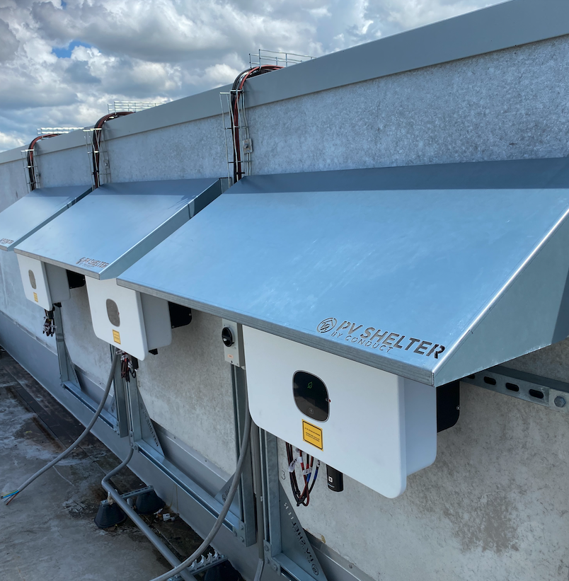 Op het #hoofdkantoor van #kledingmerk #Norah hebben we 154 @Qcells_EU #zonnepanelen van 415 WP geïnstalleerd, hiermee wordt jaarlijks  56.241 KWh opgewekt. Hiervoor plaatsten we 3 <a href="/GrowattInverter/">Growatt New Energy</a> #omvormers op het dak. #bedrijventerrein <a href="/DeBoekelermeer/">DeBoekelermeer</a> #zonnepaneel #bedrijfspand
