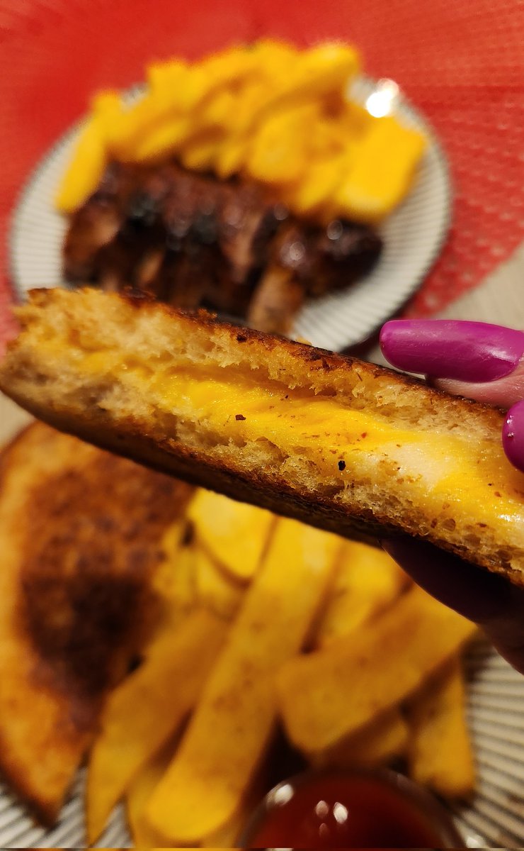 Novasugarr23's tweet photo. Time to relax with my honey and watch #secretsofplayboy
🍖 Not a fan of pork loin, so grilled cheese n fries for me like I'm a little kid!! 😋 🍟🧀
#Love
#moviesnchill https://t.co/lhKcN26Spn
