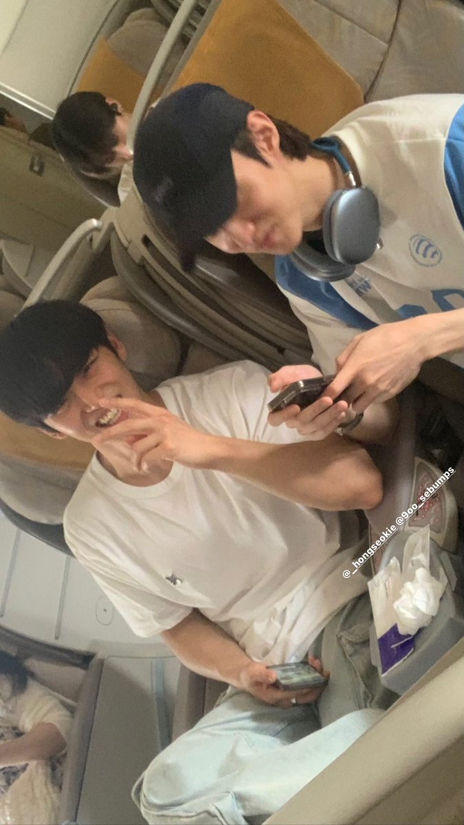 kinowhere_k's tweet photo. 완벽한 액자식 구성

스토리 올리는 형구
스토리 올리는 형구를 찍는 홍석
스토리 올리는 형구를 찍는 홍석이를 찍은 여원
다시 그런 형들을 찍어서 스토리 올리는 형구
스토리 올리는 형구를 찍는 홍석
형구를 찍는 홍석을 찍은 여원
아제발@@@@@@@어지러워요……

펜타곤 비행기에서 재밋게들 논다…..
