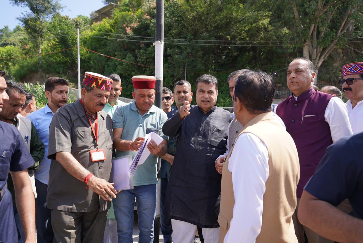 nitin_gadkari's tweet photo. कुल्लू-मनाली राष्ट्रीय राजमार्ग NH-3 (पुराना NH-21) के बाढ़ से क्षतिग्रस्त खंडों का आज हिमाचल प्रदेश के मुख्यमंत्री श्री @SukhuSukhvinder जी और पूर्व मुख्यमंत्री श्री @jairamthakurbjp जी के साथ निरीक्षण किया।

प्रदेश में 8 से 11 जुलाई तक हुई भारी बारिश के कारण ब्यास नदी में भारी बाढ़ आई, जिससे इस राष्ट्रीय राजमार्ग के कुछ हिस्से क्षतिग्रस्त हो गए।