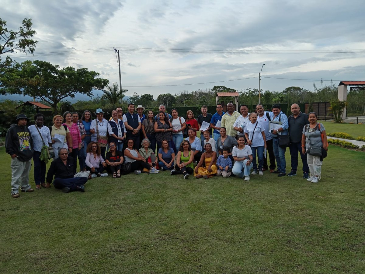 Dianamarcelared's tweet photo. Tuve la oportunidad de conocer, participar sobre el proyecto de acuerdo de #CaliDistrito y aportar en su construcción. Una jornada acompañada de los comunales, espacio convocado por @Califedejac tendremos 7 localidades, 5 vocaciones. Una reorganización Política y administrativa https://t.co/NuK6sgmp2Q