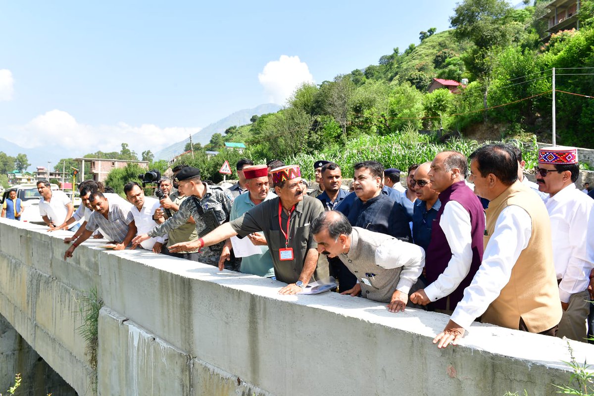 dprhp's tweet photo. मुख्यमंत्री ठाकुर सुखविंदर सिंह सुक्खू ने आज केंद्रीय सड़क परिवहन और  राजमार्ग मंत्री नितिन गडकरी के साथ प्राकृतिक आपदा से प्रभावित मंडी और कुल्लू जिलों का राजमार्ग द्वारा दौरा किया।cont..1 https://t.co/FmYmXcKq9k