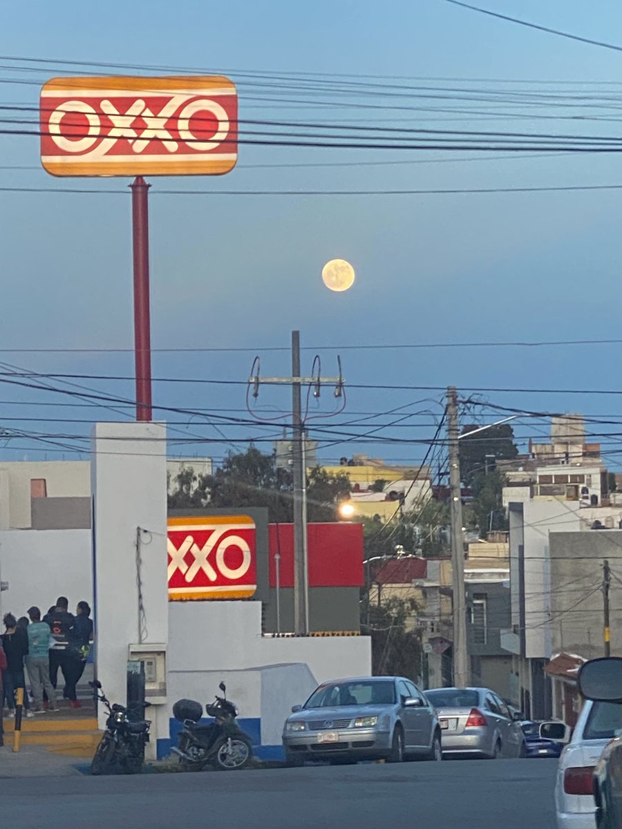 LanieDue's tweet photo. Según mi profe de yoga hoy solo tengo que disfrutar la luna llena, apreciar su belleza, absorberle todo lo bueno y ya con eso me lleno de good vibes🤷‍♀️🤷‍♀️ yo te creo Pepe thanks🫶🏻 https://t.co/5UrIb6ifTl