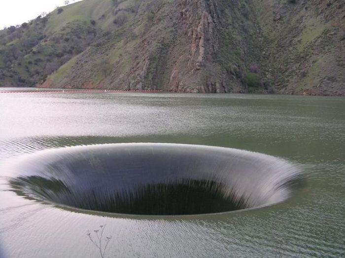 MeasNFTOfficial's tweet photo. That's a big "trou d'eau" https://t.co/1Vo7XKebNN
