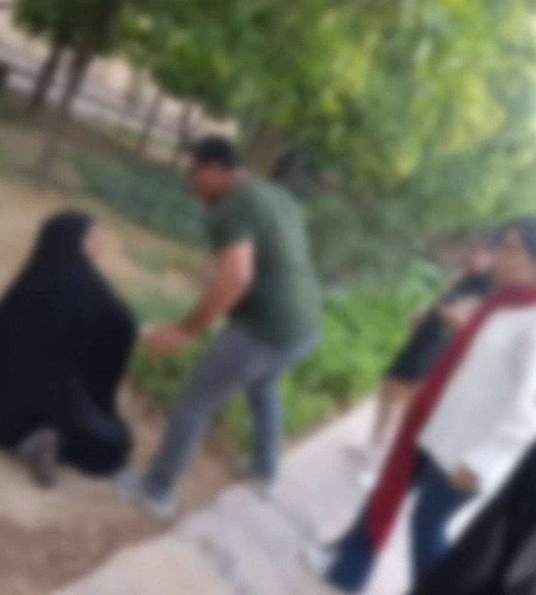 AlmasyAshkan's tweet photo. تف به ذات کثیفت تو اگه مرد بودی دست روی ظعیفه بلند نمیکردی بی.... آخ اون لحظه بچه هییتیا بودیم اونجا آآآخ....... https://t.co/K5Zwoy4iaD