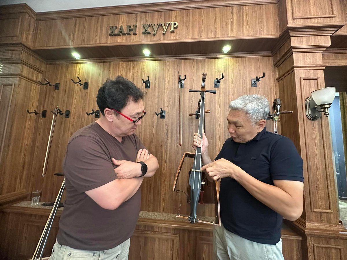 Д.Уламбаяр болон "Хан хуур" хөгжмийн үйлдвэрийн урлаачид 15 жилийн хөдөлмөрийнхөө үр дүнд  SILENT Electric String Instruments зарчмаар механик, физик, материал судлал, статик, кинематик, динамик, эргонамик тооцоололд суурилсан "Duro" буюу "Дөрөө" SILENT Moрин хуурыг бүтээжээ.