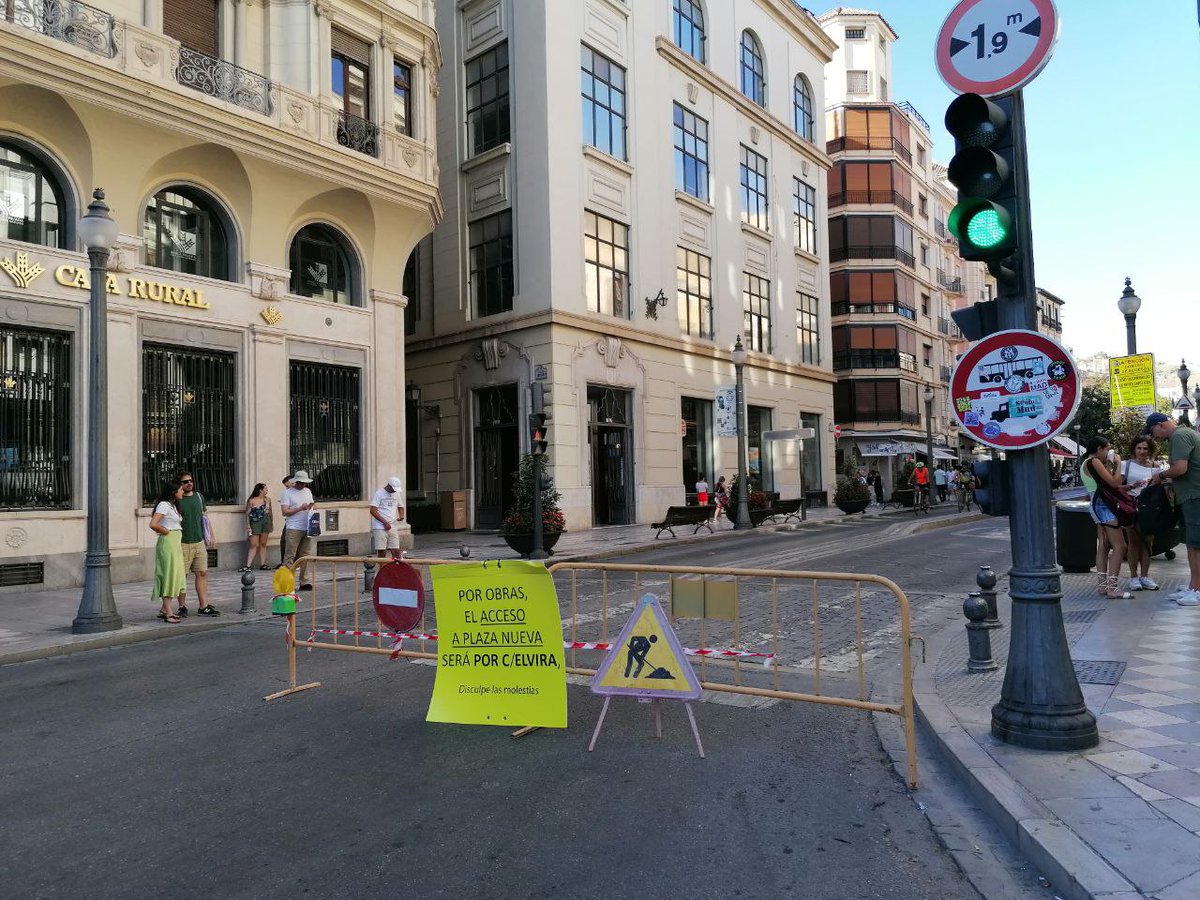 cgimgranada's tweet photo. 🚧 Del 31 de julio al 4 de agosto se realiza la renovación del control de accesos de Reyes Católicos (pilonas). 
🚌Las líneas de bus C31 y C34 se desvían para circular por calle Elvira. https://t.co/4gAtg2Qf17 https://t.co/pFh2FmV1TK