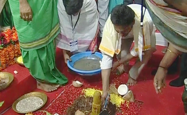SakshiNews's tweet photo. CM Jagan Vizag Tour: విశాఖలో సీఎం జగన్ పర్యటన.. దేశంలోనే అతిపెద్ద ఇనార్బిట్ మాల్కు శంకుస్థాపన
https://t.co/R1aLNcNuB2
#YSJaganMohanReddy #vizagtour #inorbitmall #layfoundation https://t.co/3PujpcCSEh