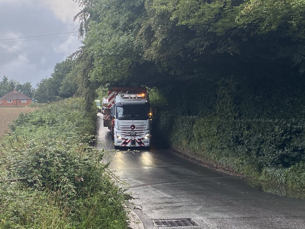 abnormal_loads's tweet image. Escorting this large excavator out of #Westleigh Quarry, #Devon. #AbLoad
