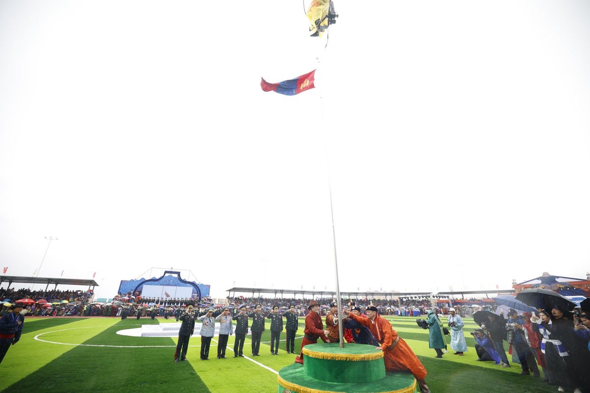 Эрхэм хүндэт Алтайчууд Хан Тайшир уулын аймаг байгуулагдсаны 100 жилийн ойн баяр наадмаараа түүхийн үнэн мөнөөр бахархаж, хойч үедээ өвлүүлэн үлдээж, өвгөдийн захиасыг үргэлжлүүлэн сайхан наадаж байна. 

Өдгөөгөөс 100 жилийн өмнө Засагт хан аймгийн нэрийг Хан Тайшир уулын аймаг