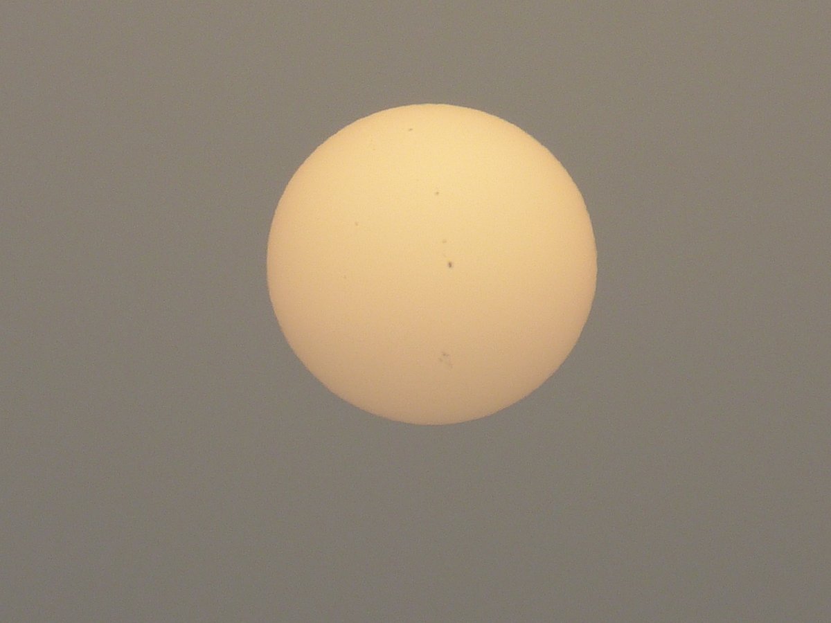 mmatalpur's tweet photo. #SunAndSunSpots 
سورج کے چہرے پے بھی داغ ہے کالا کالا
کتنی برساتیں ھوئیں پھر بھی وہ دھویا نہ گیا
There was cloud cover in way which made the Sun just a Silver disc and the spots were quite visible https://t.co/ryXRQHZEk4