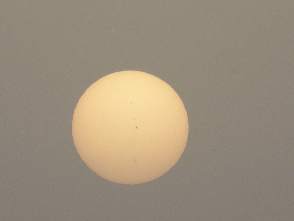 mmatalpur's tweet photo. #SunAndSunSpots 
سورج کے چہرے پے بھی داغ ہے کالا کالا
کتنی برساتیں ھوئیں پھر بھی وہ دھویا نہ گیا
There was cloud cover in way which made the Sun just a Silver disc and the spots were quite visible https://t.co/ryXRQHZEk4