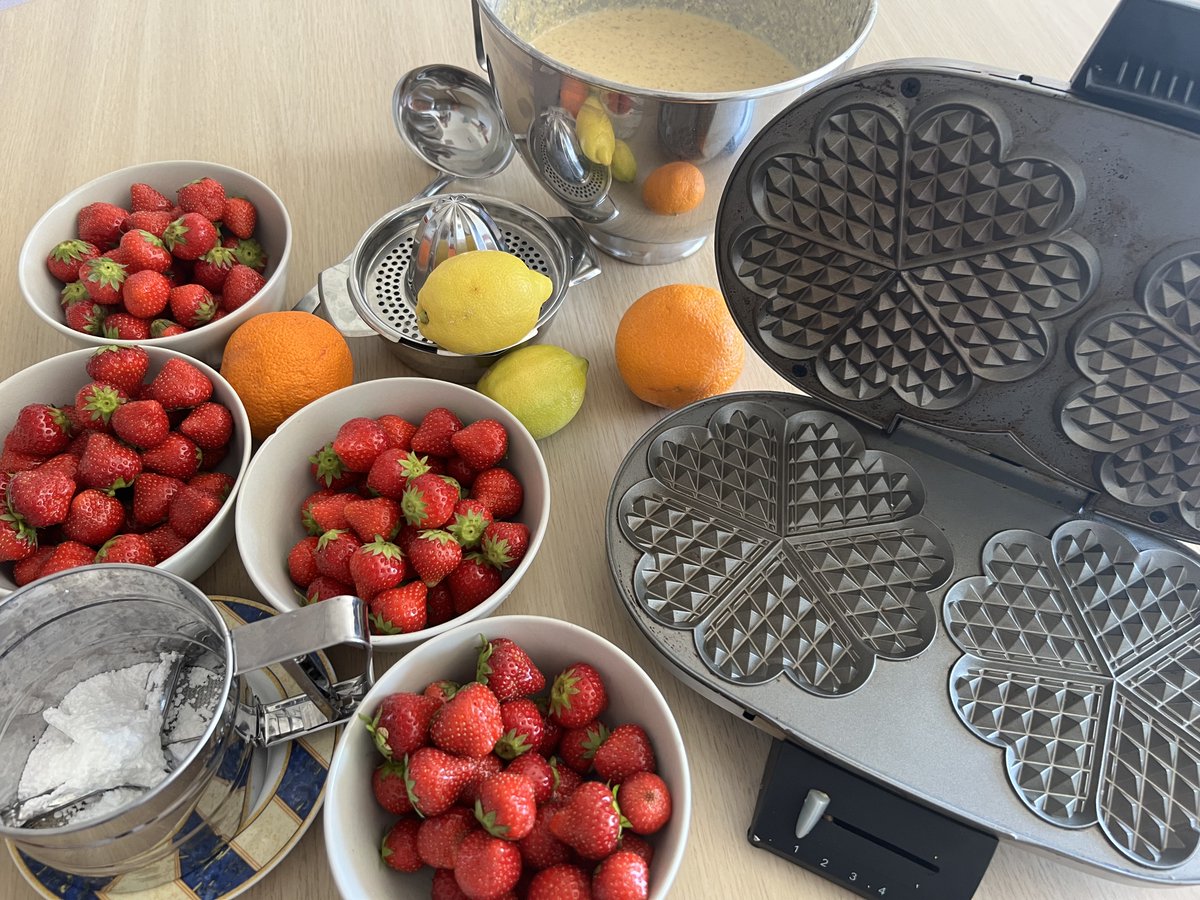 RogatorAG's tweet photo. 🧇 Waffel-Pause bei der Rogator AG! 

🍴🤤 Heute gab es eine leckere Überraschung bei uns - frisch gebackene Waffeln für alle!  
Ein großes Dankeschön an unsere Geschäftsführung für diese nette Geste! 🙏🏼✨
#Arbeitsplatz  #RogatorAG #Rogator #Zusammen

https://t.co/eyyos8JO4z https://t.co/ssabqr1TFb