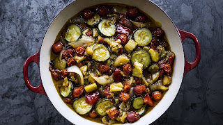 Ratatouille.
La ratatouille ​ es una especialidad regional francesa elaborada  con diferentes hortalizas guisadas.
elsancochadero.blogspot.com/2018/11/ratato…