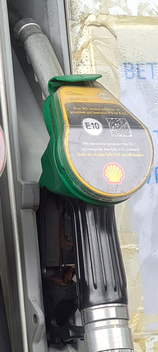 oddis76's tweet photo. Har alltid høyrt at man ikkje skal bruke mobil på bensinstasjoner. Lurer litt på korleis Shell tenker at eg skal få åpnet qr-koden. https://t.co/b6vS8RV5ca