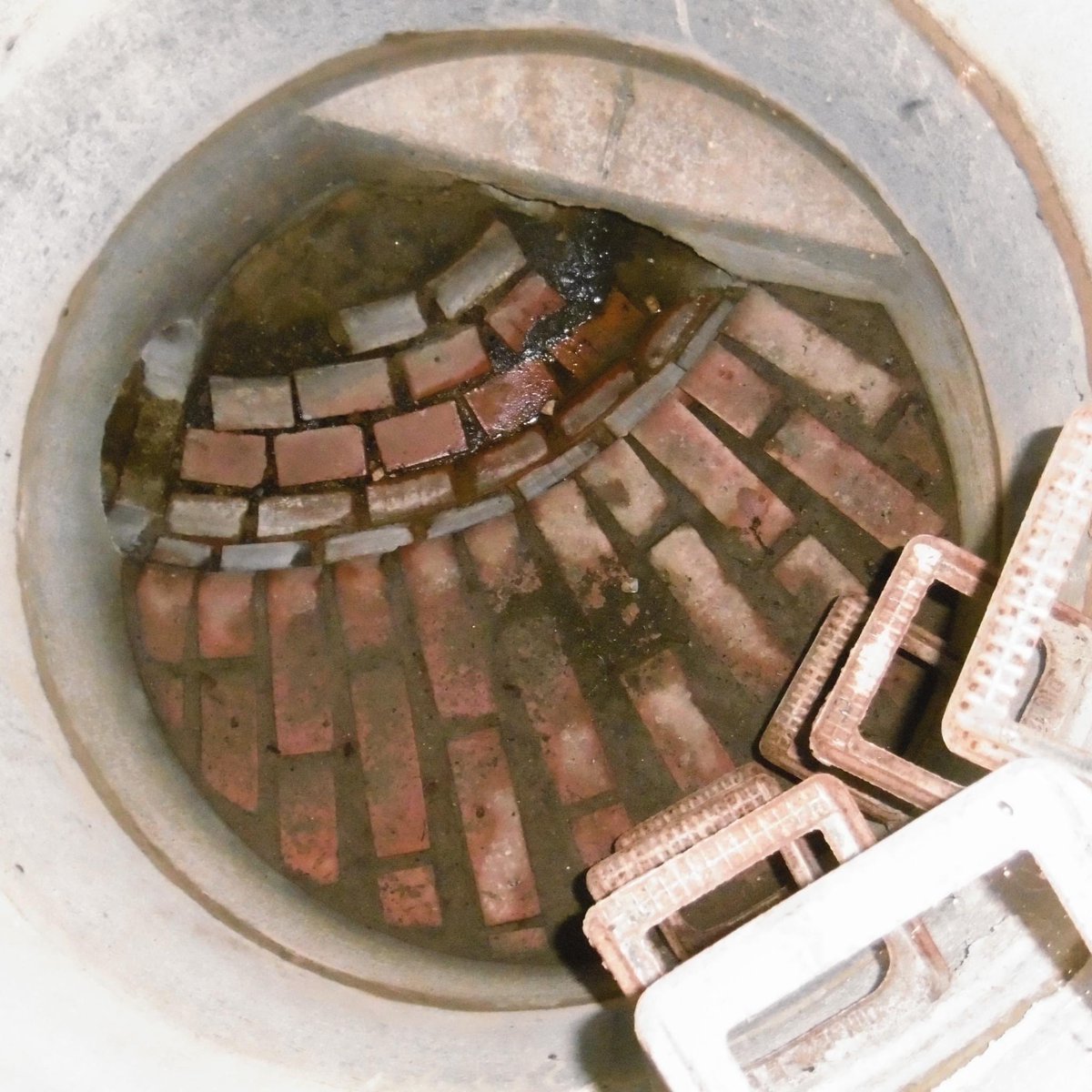 HT_technologie's tweet photo. 🔧🚧 Rebuilding manhole benching?

💡 Introducing our WW-Plastic Modified Mortar! Quickly fixes wastewater damage in <30 mins.

💪 Provides durable adhesion, withstands harsh conditions.

✅ ERGELIT-SBM rebuilds damaged benching, restores structural integrity. https://t.co/5pR3ssItQ4