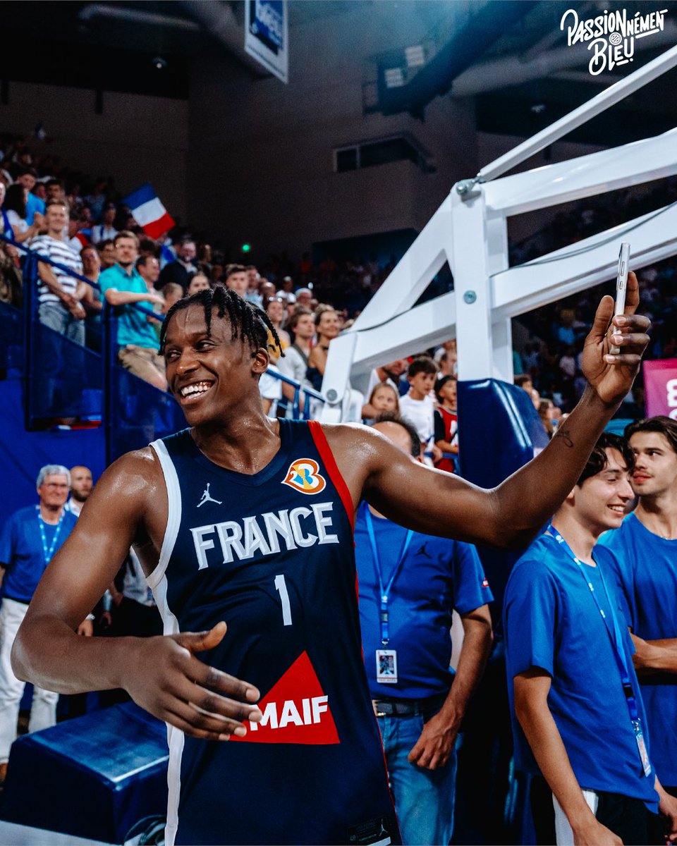 FRABasketball's tweet photo. Merci le Palais des Sports de Pau 🤩

#TeamFranceBasket | #PassionnémentBleu | #FIBAWC | #FRATUN https://t.co/W3sbQDa2Ie