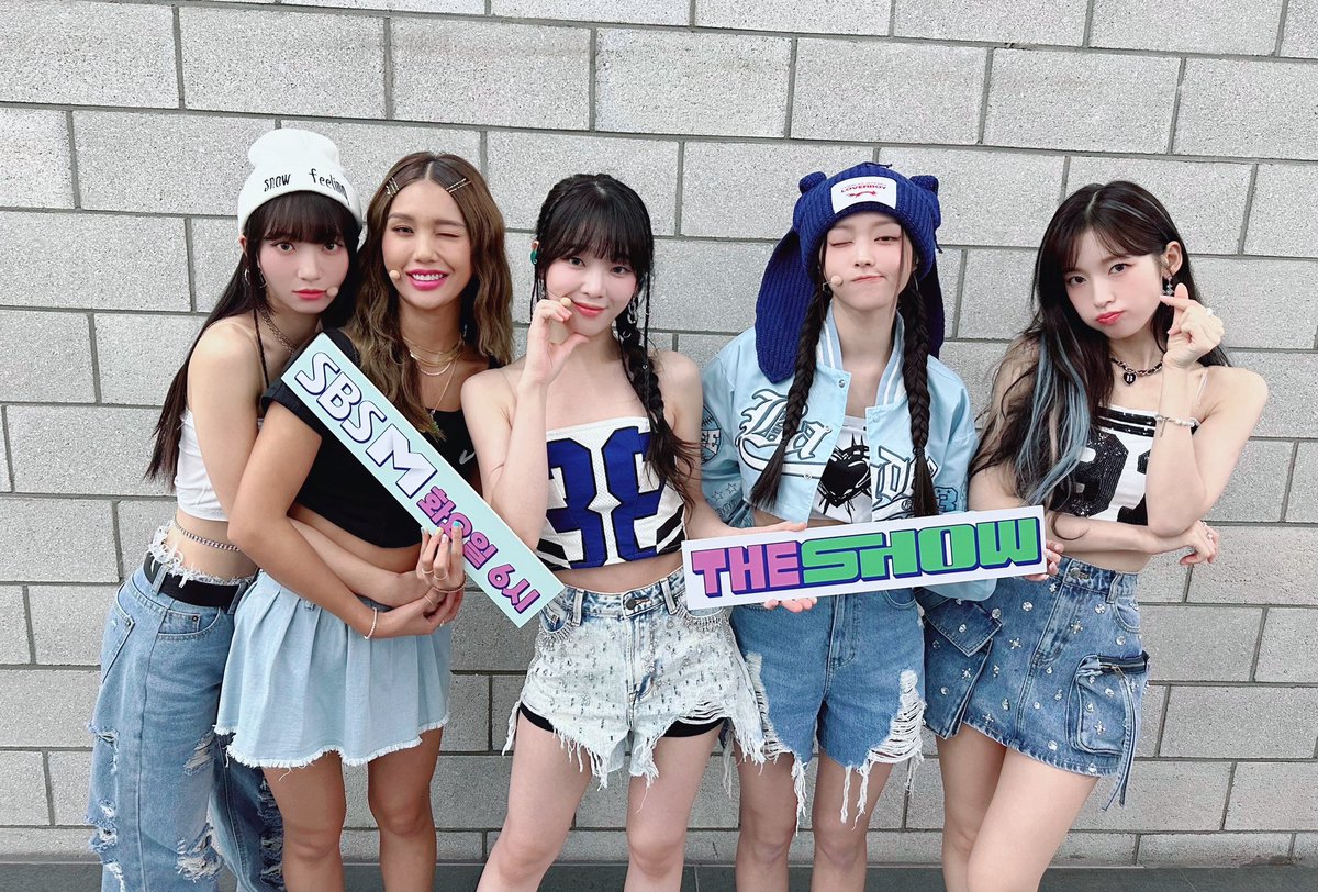 theshow_offcl's tweet photo. 문득 네가 들리면👂🏻고개를 돌리면🥰
마음💞이 떨리면➰ 
짱마이걸 미모에 또 설레💘 
더쇼가 짱마이걸 사랑하나봐🫣
옴걸의 가장 ✨빛나는✨ 
🥇Golden Hourglass⏳는 바로 지금‼️
#Celebrate 하러 다들 모이SHOW🌸
#오마이걸 #여름이들려 #더쇼 @8_OHMYGIRL https://t.co/tQZ1Me5VI7