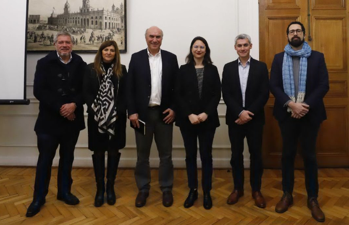 Alcaldesa Hassler y Gerente General de Aguas Andinas Unen Esfuerzos para Abordar Problemas de Alcantarillado 

- En un esfuerzo conjunto por mejorar las condiciones de saneamiento en la comuna, la alcaldesa, Irací Hassler se reunió hoy con el Gerente General de Aguas Andinas,