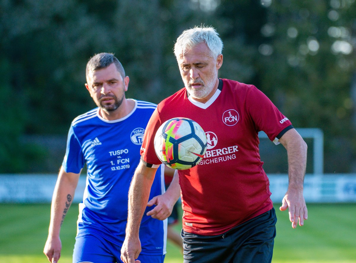 1_fc_nuernberg's tweet photo. Cluberer durch und durch! Jörg #Dittwar war einst Spieler und ist dem #FCN bis heute als #CSR-Trainer, #Fanradio-Experte oder Spieler in der Traditionsmannschaft verbunden.
Heute feiert er seinen 6⃣0⃣. Geburtstag. Wir gratulieren ganz herzlich und wünschen nur das Beste! 🎁 https://t.co/XkkWdvfvUo