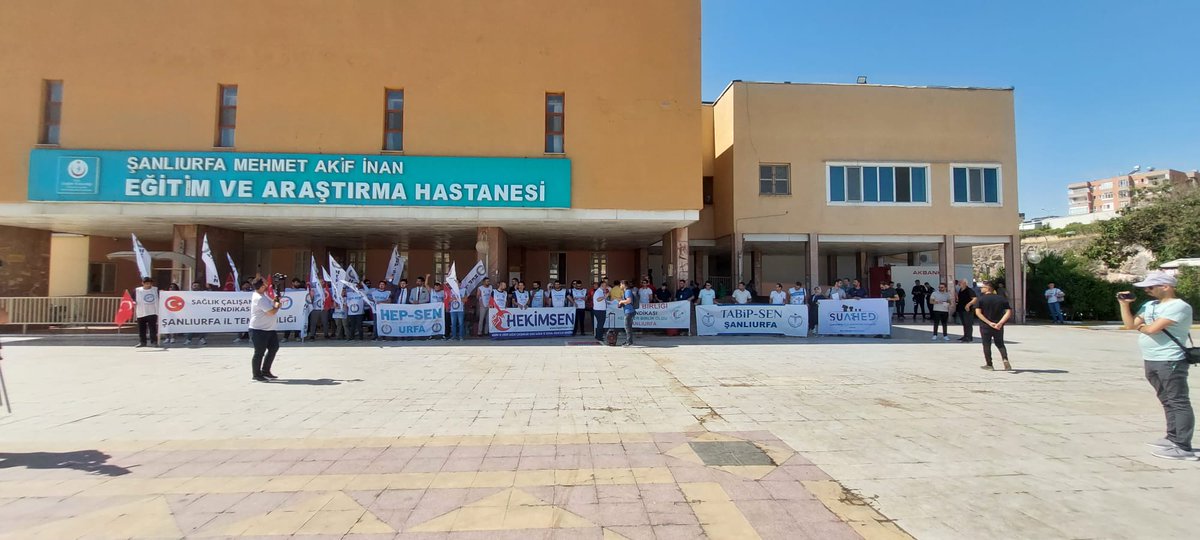 Şanlıurfa Mehmet Akif İNAN Eğitim ve Araştırma Hastanesi önünde SABİM paydaşları ile basın açıklaması yapıldı. Sn.<a href="/drfahrettinkoca/">Dr. Fahrettin Koca</a> mektubuna, hekim ve sağlık çalışanlarının sorunlarını bizden dinlemesi gerektiğini ilettik. <a href="/Hekimsenurfa/">Hekimsen Şanlıurfa</a>