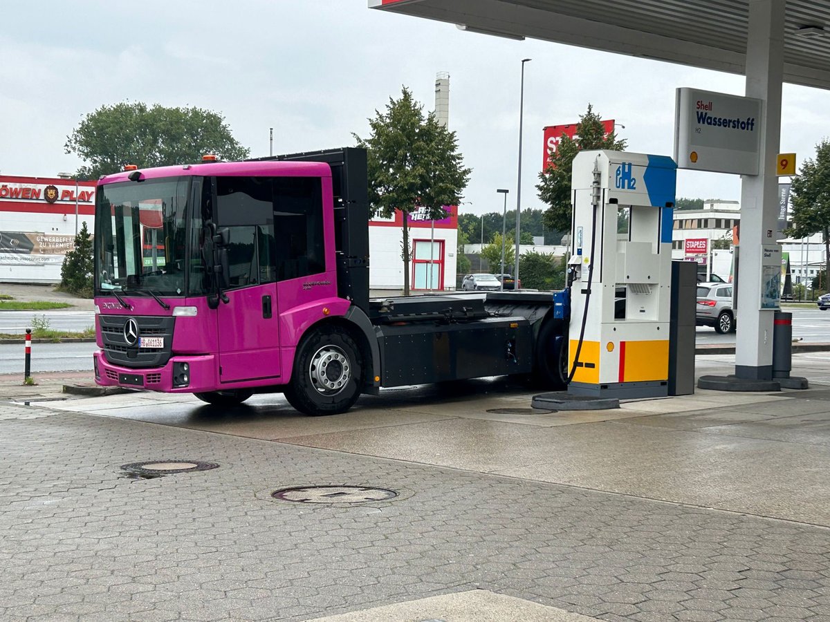 ENGINIUSbyFAUN's tweet photo. Die Barbie unter den Müllfahrzeugen... unsere PINK LADY 💗
Im Einsatz für mehr #Diversity in der Antriebstechnologie. 🥰
Lust, in die bunte ENGINIUS Welt einzutauchen?
Schau bei unseren Stellenanzeigen vorbei ✨
#Barbie #Jobs #Wasserstoff #ENGINIUS https://t.co/zwlpMAqnpQ