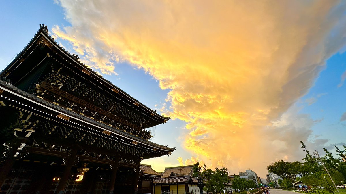 kyototime_jp's tweet photo. 東本願寺の夕景　雲がいい感じです^ ^

#東本願寺 https://t.co/O7p9ZPAiF2