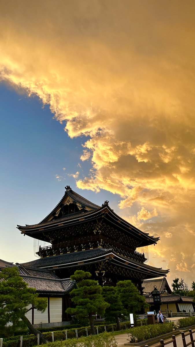 kyototime_jp's tweet photo. 東本願寺の夕景　雲がいい感じです^ ^

#東本願寺 https://t.co/O7p9ZPAiF2