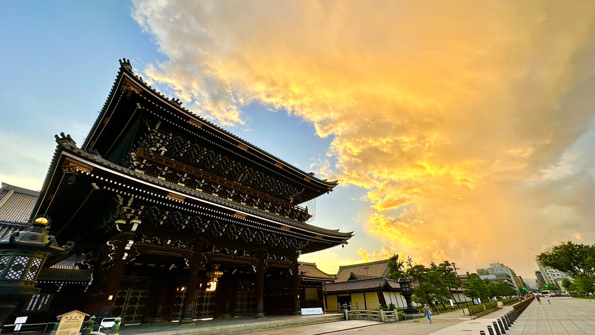 kyototime_jp's tweet photo. 東本願寺の夕景　雲がいい感じです^ ^

#東本願寺 https://t.co/O7p9ZPAiF2