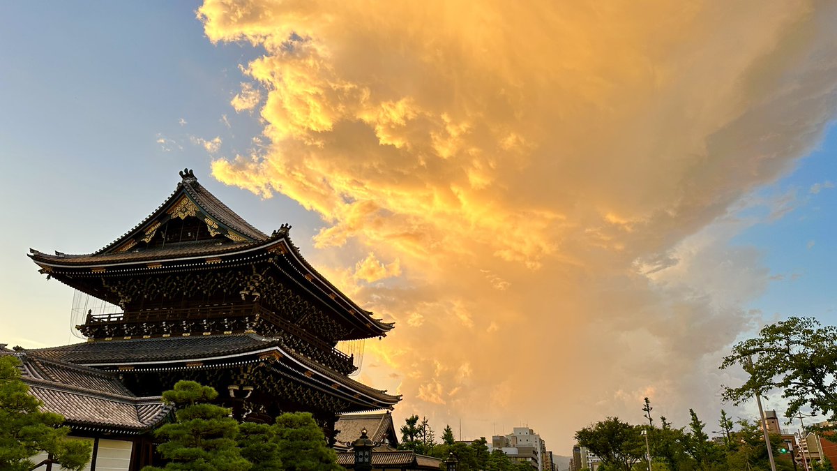 kyototime_jp's tweet photo. 東本願寺の夕景　雲がいい感じです^ ^

#東本願寺 https://t.co/O7p9ZPAiF2