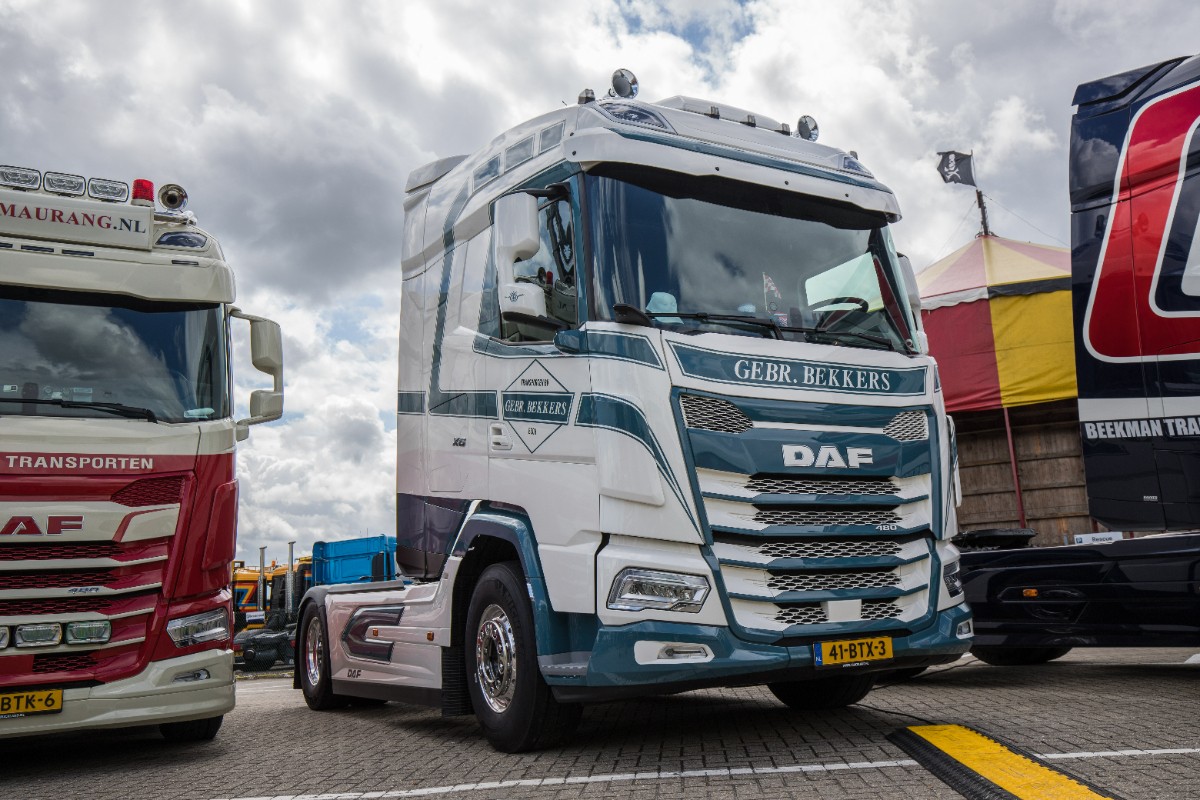 Truckland's tweet photo. [5] Truckland klanten in DAF NL showstraat op het #TruckstarFestival

🚛 DAF XG 480 FT.
Gebr. Bekkers Transporten B.V.

#DAFfan #DikkeDAF #GebrBekkers https://t.co/XYNyNTeFkX