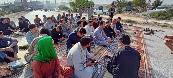 ParharKarim's tweet photo. کوئٹہ: 
فرنٹیئر کور کے اہلکار کی ہزارہ ٹاؤن میں جنسی زیادتی کی کوشش، واقعہ کیخلاف ہزارہ عمائدین کا احتجاج بروری تھانے کے سامنے  جاری

مظاہرین چیک پوسٹوں کی خاتمے اور ایف سی کے خلاف سخت کاروائی کا مطالبہ کررہے ہیں۔

#RemoveFCCheckPosts https://t.co/oI9FGRZwPg