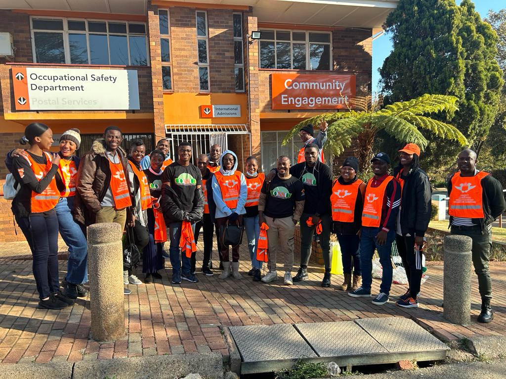 CONSUJ1's tweet photo. CONSUJ x UJ-CE Mandela Day was a day of unity, compassion, and making a difference. 💚 We came together UJ students and staff, and CONSUJ members, to uplift communities and embody the spirit of Ubuntu. 🤝 Our hearts are filled with gratitude for everyone who joined us 🌍 #CONSUJ https://t.co/QYxi7JTegP