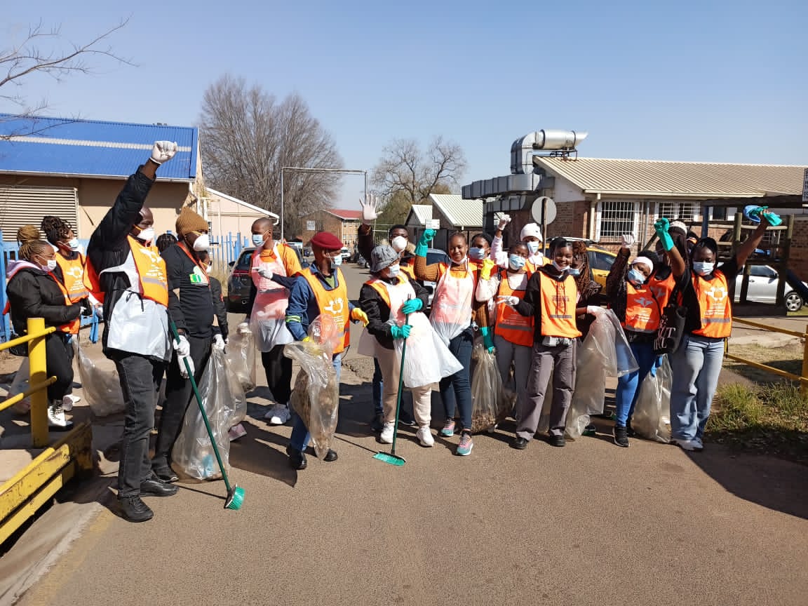 CONSUJ1's tweet photo. CONSUJ x UJ-CE Mandela Day was a day of unity, compassion, and making a difference. 💚 We came together UJ students and staff, and CONSUJ members, to uplift communities and embody the spirit of Ubuntu. 🤝 Our hearts are filled with gratitude for everyone who joined us 🌍 #CONSUJ https://t.co/QYxi7JTegP