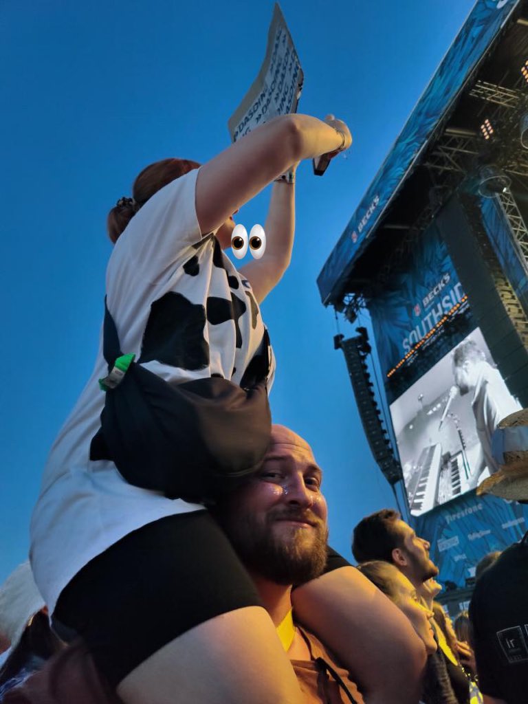 caro_bertii's tweet photo. I watched ‚The 1975‘ from up there and the only picture I made from that view is still on that camera. 

#the1975 #mattyhealy #southsidefestival https://t.co/j6XICvws0Q